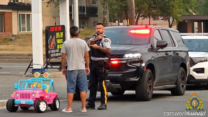La polizia ferma un uomo adulto alla guida della Jeep Barbie per bambini e, in qualche modo, la situazione peggiora ancora | Carscoops